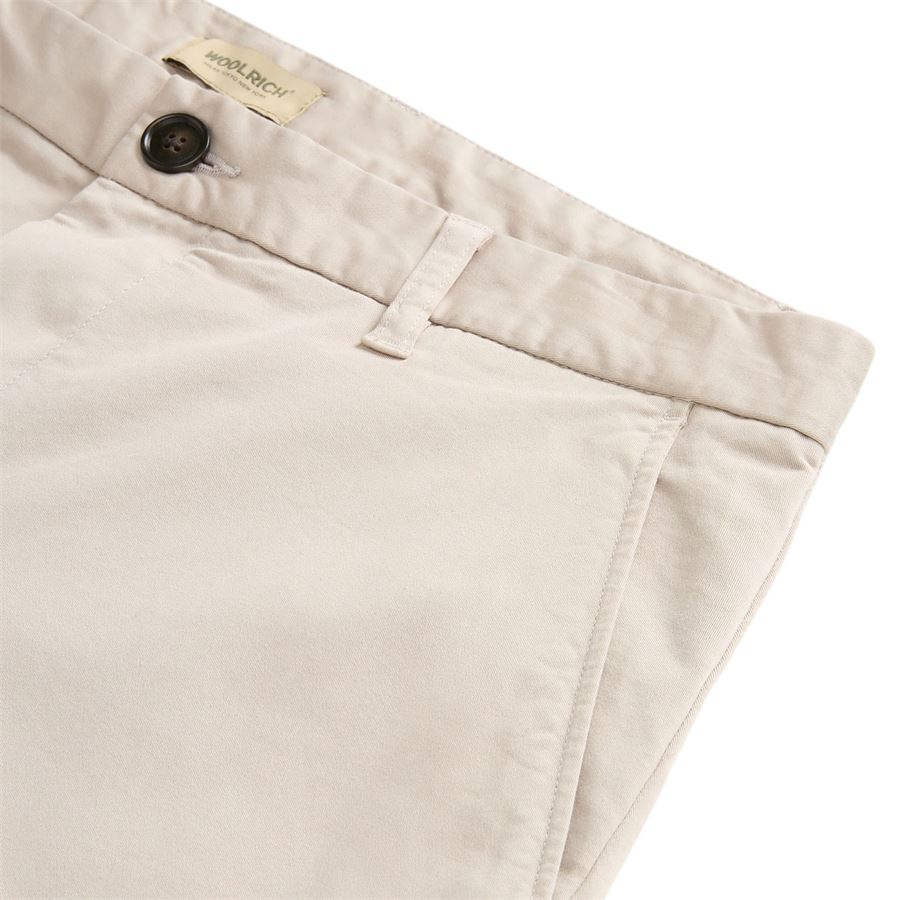 Pantaloni chino in twill di cotone elasticizzato tinti in capo da uomo Woolrich | CFWOTR02421093